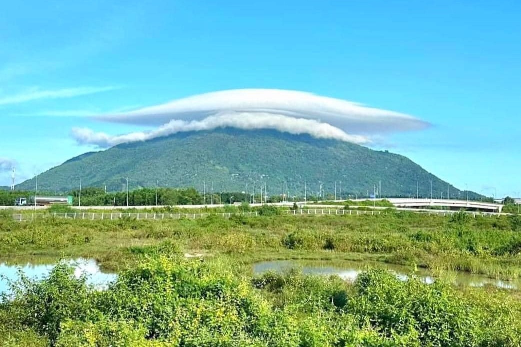 Mây hình đĩa bay xuất hiện trên đỉnh núi Chứa Chan ở Đồng Nai