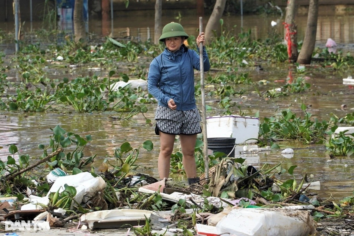 Bùn non và rác thải bủa vây, người dân vùng lũ Quảng Bình tất bật dọn dẹp