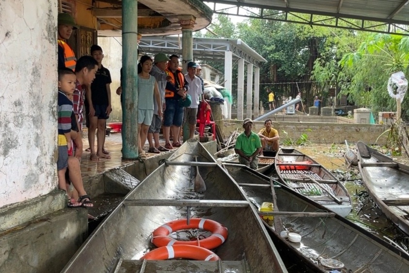 Hai bé trai sinh đôi chết đuối trong sân nhà ngập nước