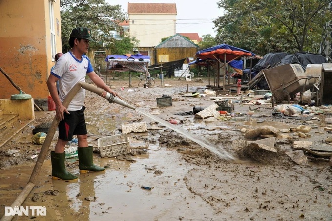 Người dân vừa dọn bùn vừa thấp thỏm lo lũ kép