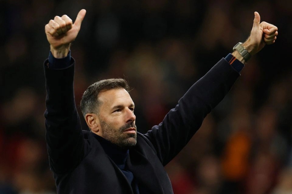 Van Nistelrooy khó trụ lại Man Utd