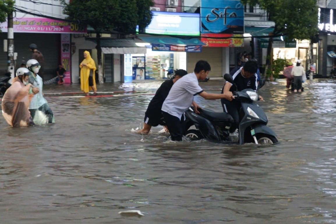 Mưa lớn kéo dài hơn 8 tiếng, đường phố Bạc Liêu thành biển nước