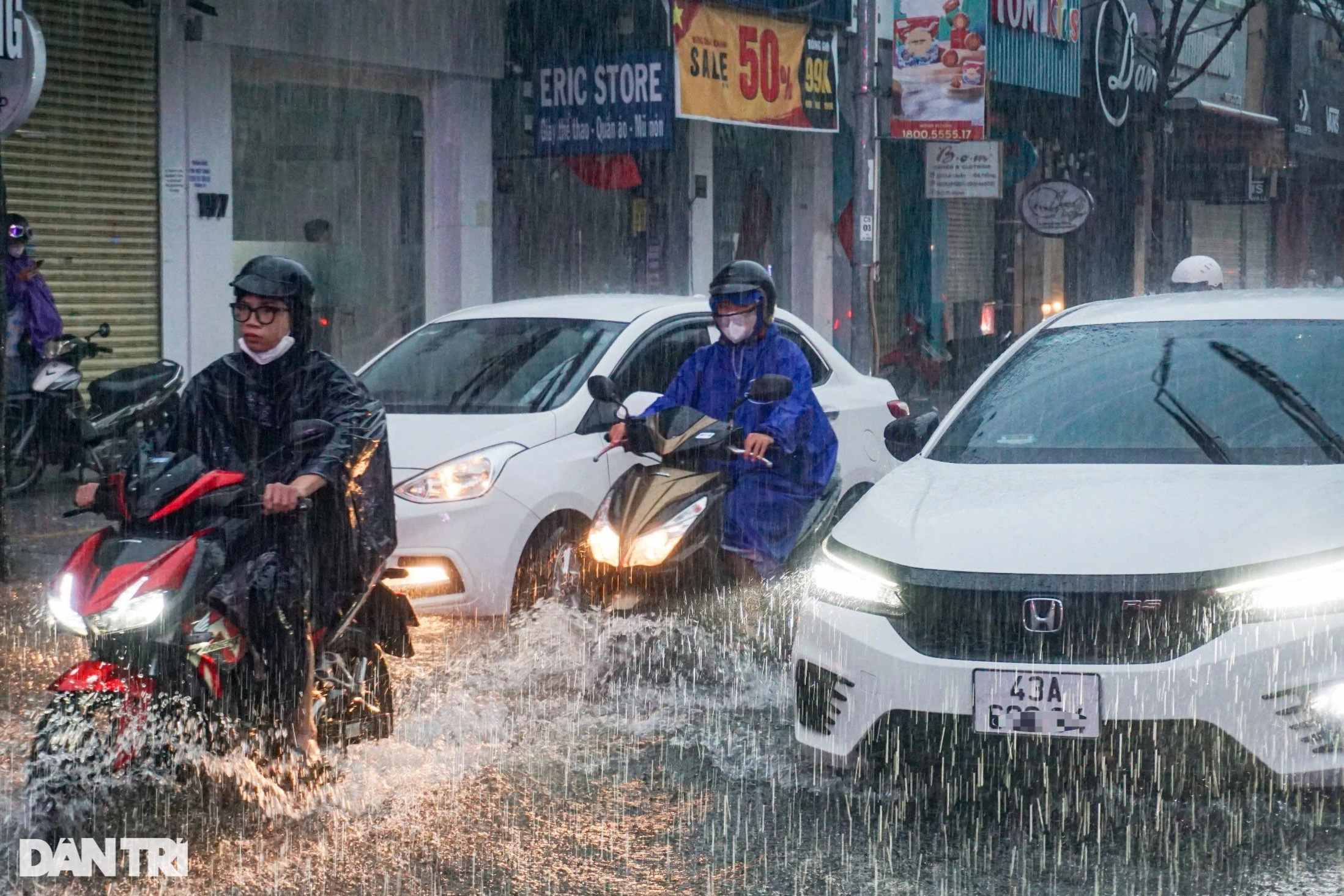 Nhiều tỉnh, thành miền Trung chỉ đạo khẩn ứng phó mưa dự báo rất lớn