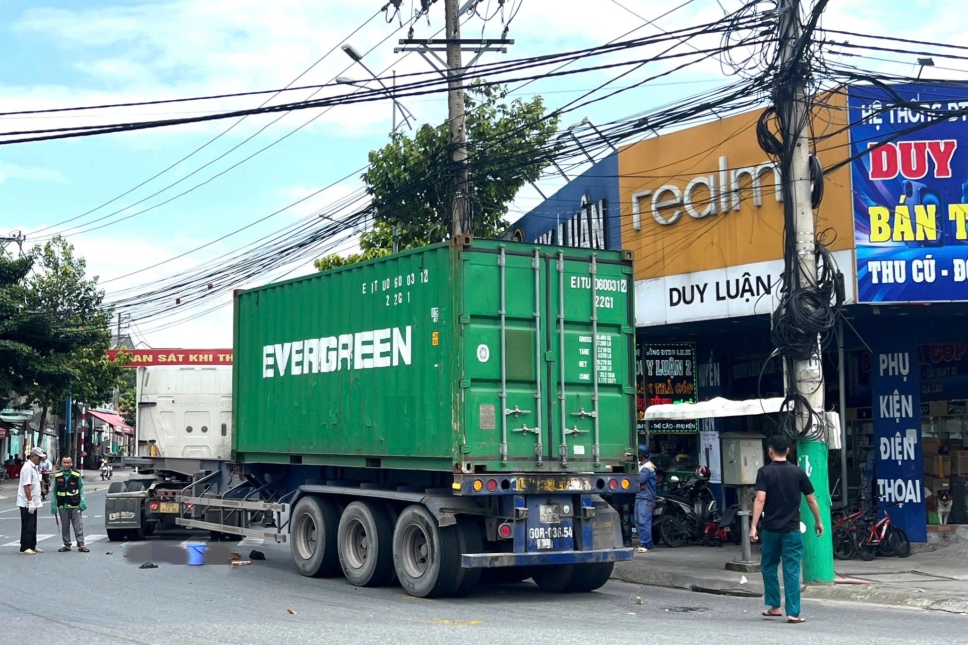 Ô tô đầu kéo container tông xe đạp điện, một người thiệt mạng ở Bình Dương