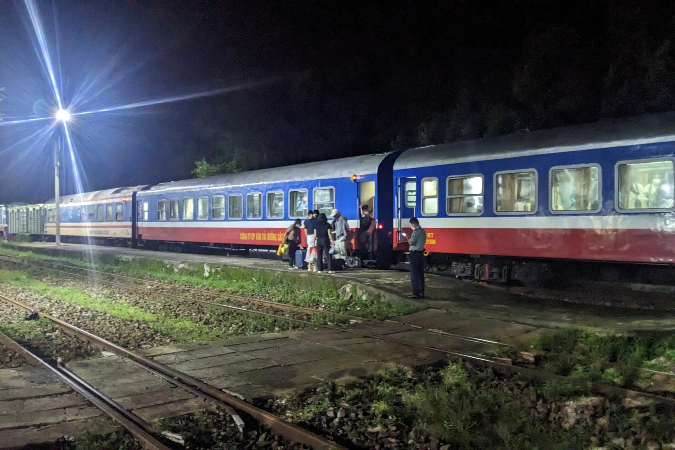 Tàu hàng trật bánh, hàng trăm hành khách được trung chuyển trong đêm