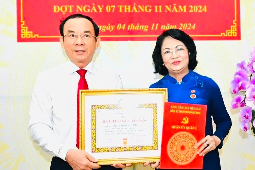 Nguyên Phó chủ tịch nước Đặng Thị Ngọc Thịnh nhận Huy hiệu 45 năm tuổi Đảng