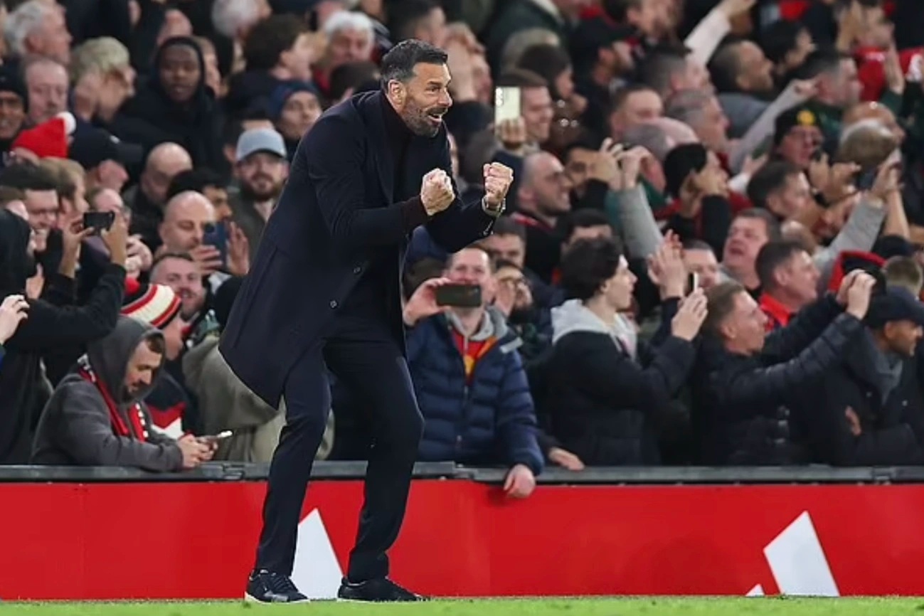 HLV Van Nistelrooy: "Man Utd xứng đáng giành chiến thắng trước Chelsea"
