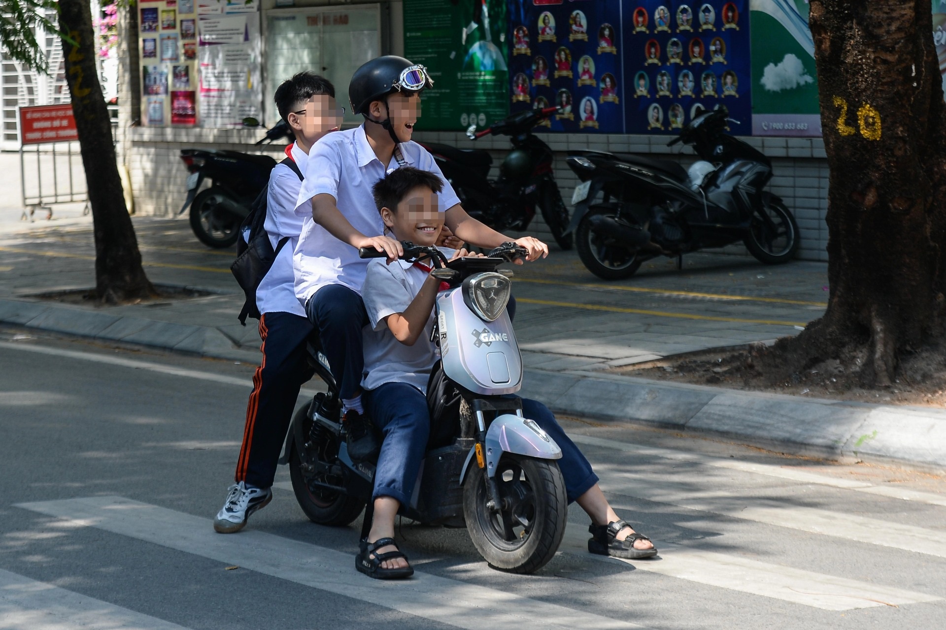 Nhan nhản học sinh, sinh viên vi phạm luật giao thông ở Hà Nội