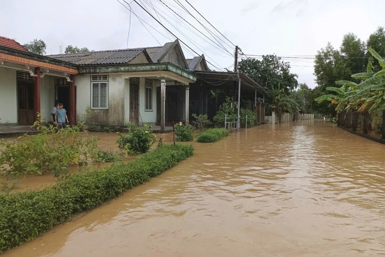 Mưa lớn gây ngập ở Quảng Bình và Quảng Trị, hàng trăm người phải sơ tán