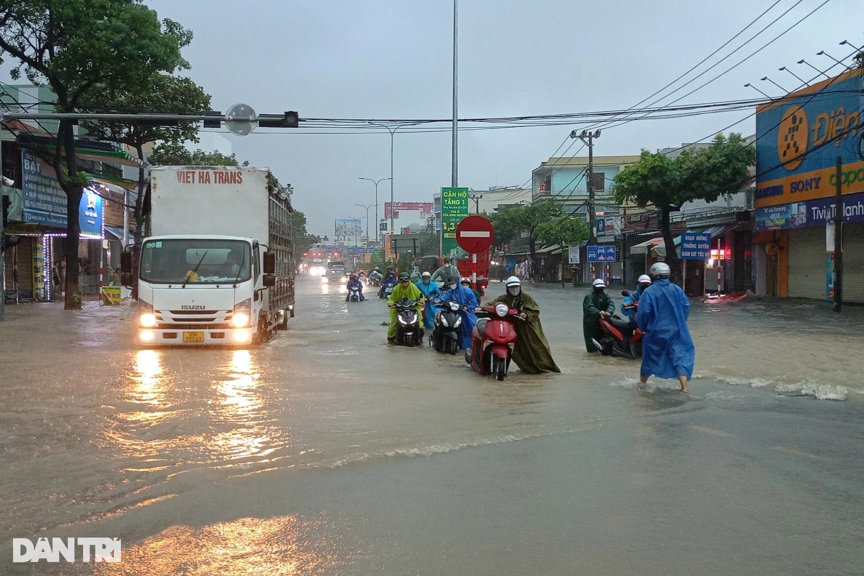 Đà Nẵng ngập sâu sau trận mưa như trút, nhiều trường cho học sinh nghỉ