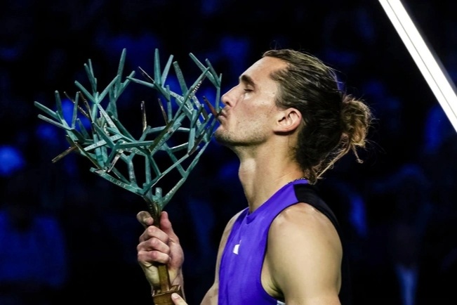 Zverev vươn lên thứ 2, Djokovic mất vị trí số 4 thế giới