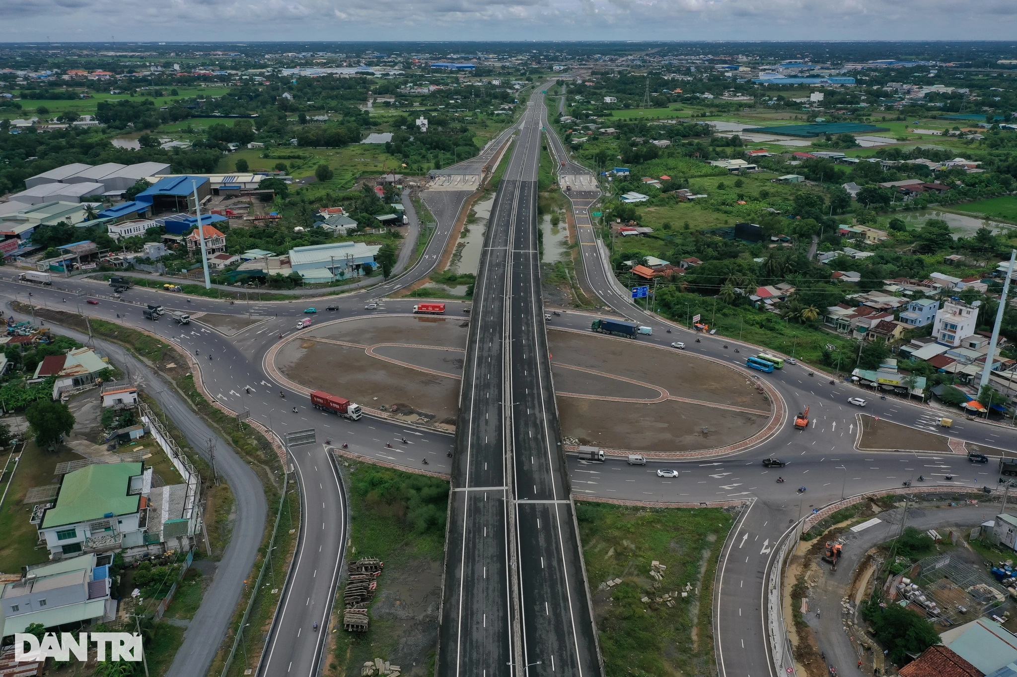 Hình hài đoạn cao tốc 3,4km qua TPHCM sắp thông xe