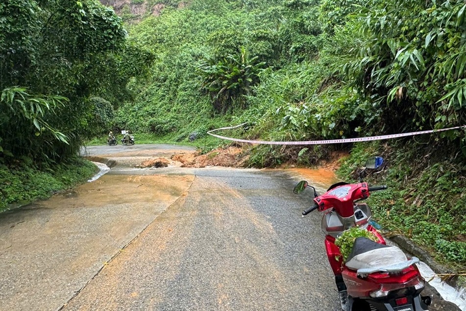 Sạt lở, mưa lũ gây chia cắt nhiều tuyến đường ở Quảng Ngãi