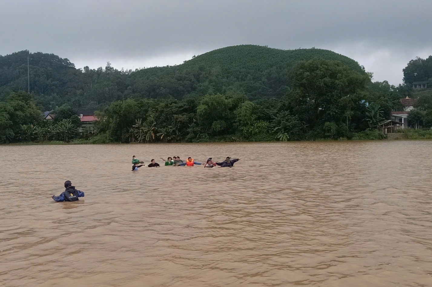 Tìm thấy người đàn ông mất tích khi cứu học sinh bị lũ cuốn