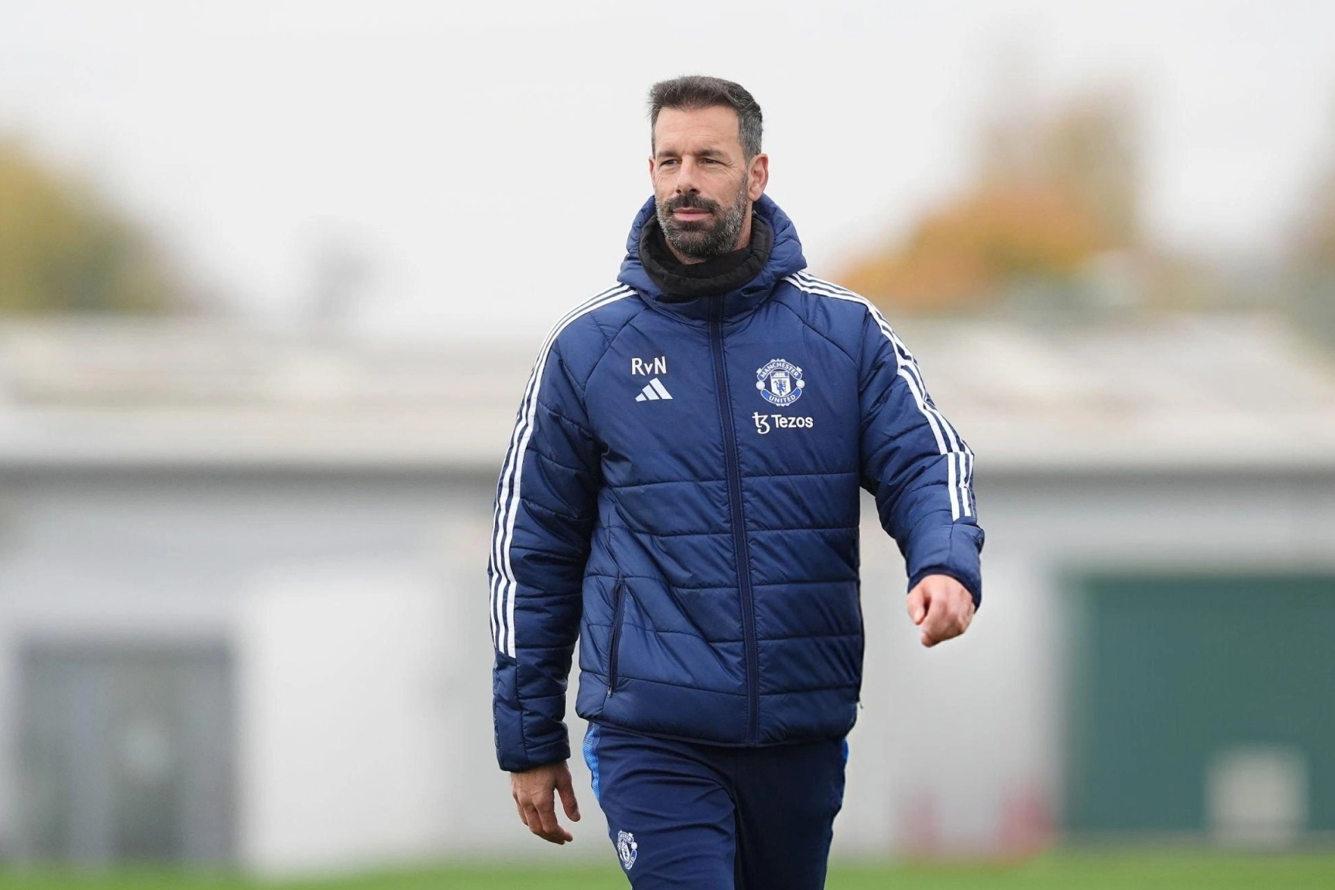 Van Nistelrooy vẫn để ngỏ khả năng rời Man Utd