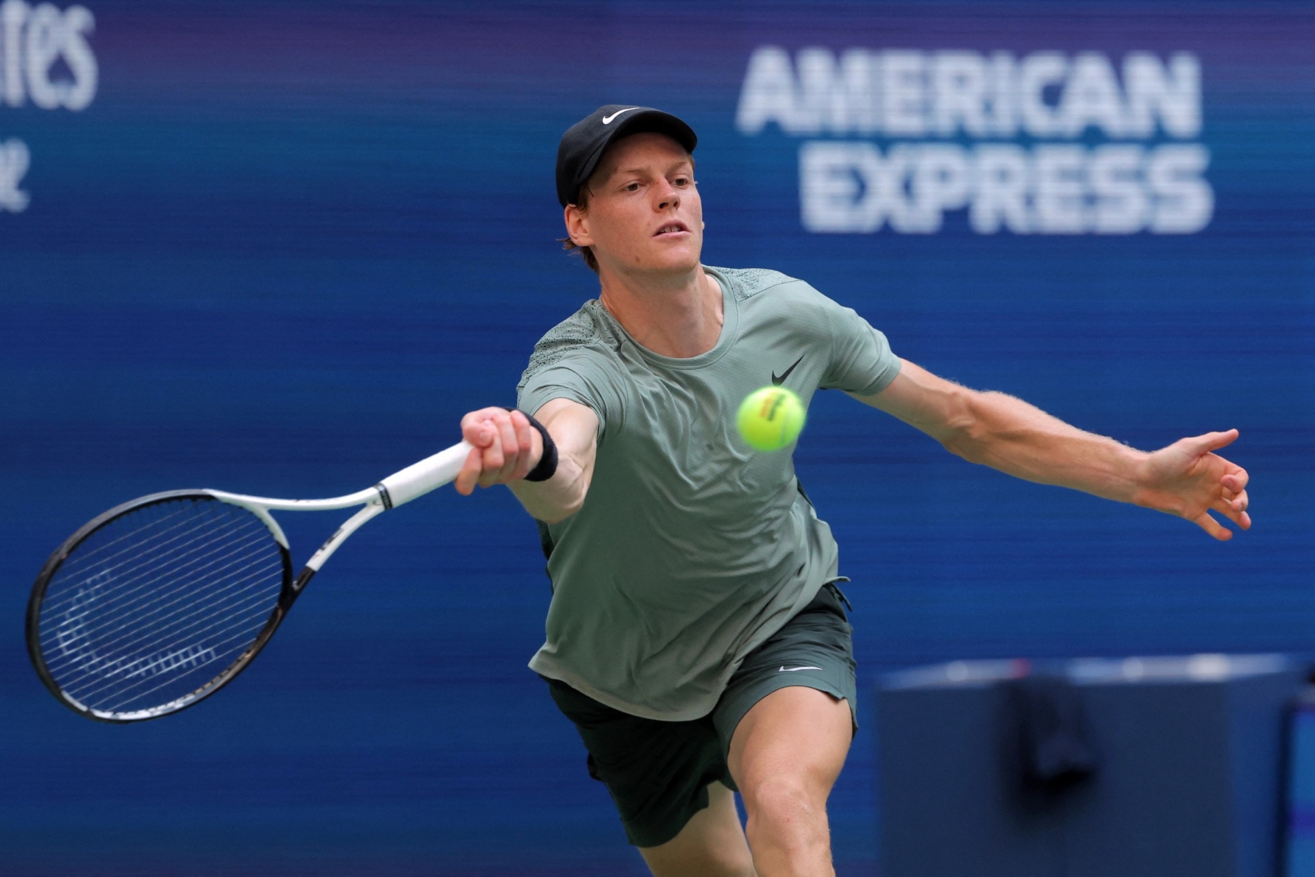 Jannik Sinner dự Australian Open trước khi đối diện với lệnh cấm thi đấu