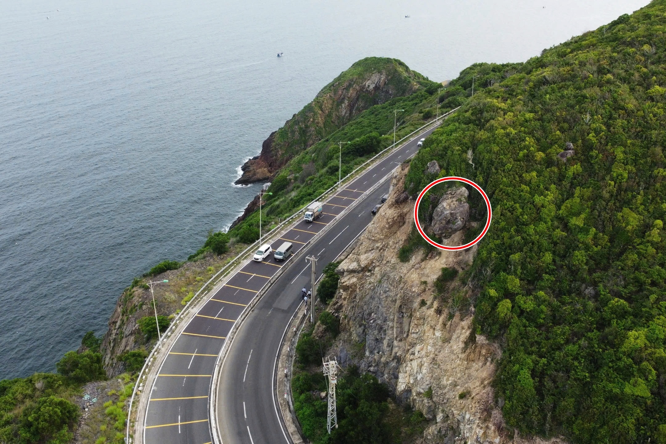 Khối đá lớn nằm chênh vênh trên cung đường đi sân bay Cam Ranh