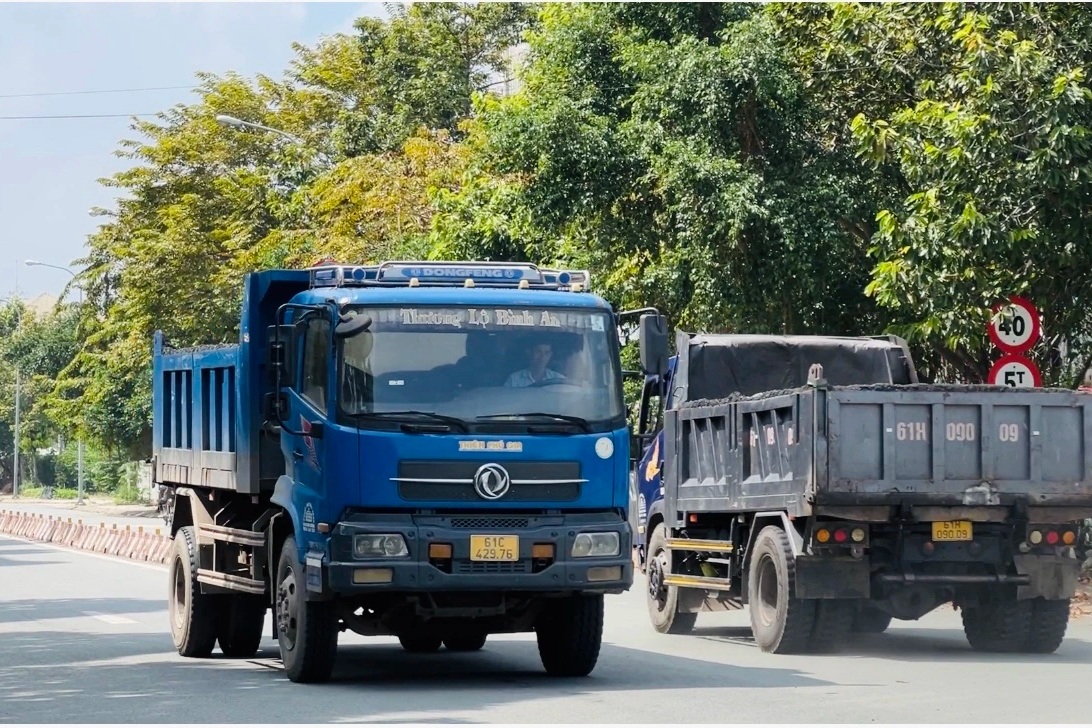 Xe tải tràn vào Đại học Quốc gia TPHCM, người dân khu vực thấp thỏm