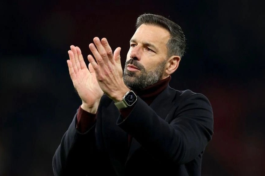 HLV Nistelrooy báo tin không vui sau chiến thắng ở Europa League