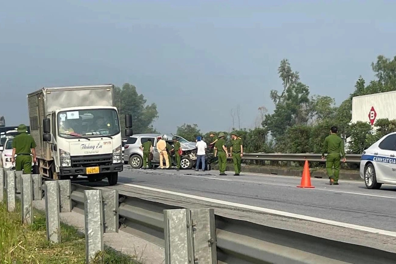 4 ô tô va chạm liên hoàn trên cao tốc Nội Bài - Lào Cai