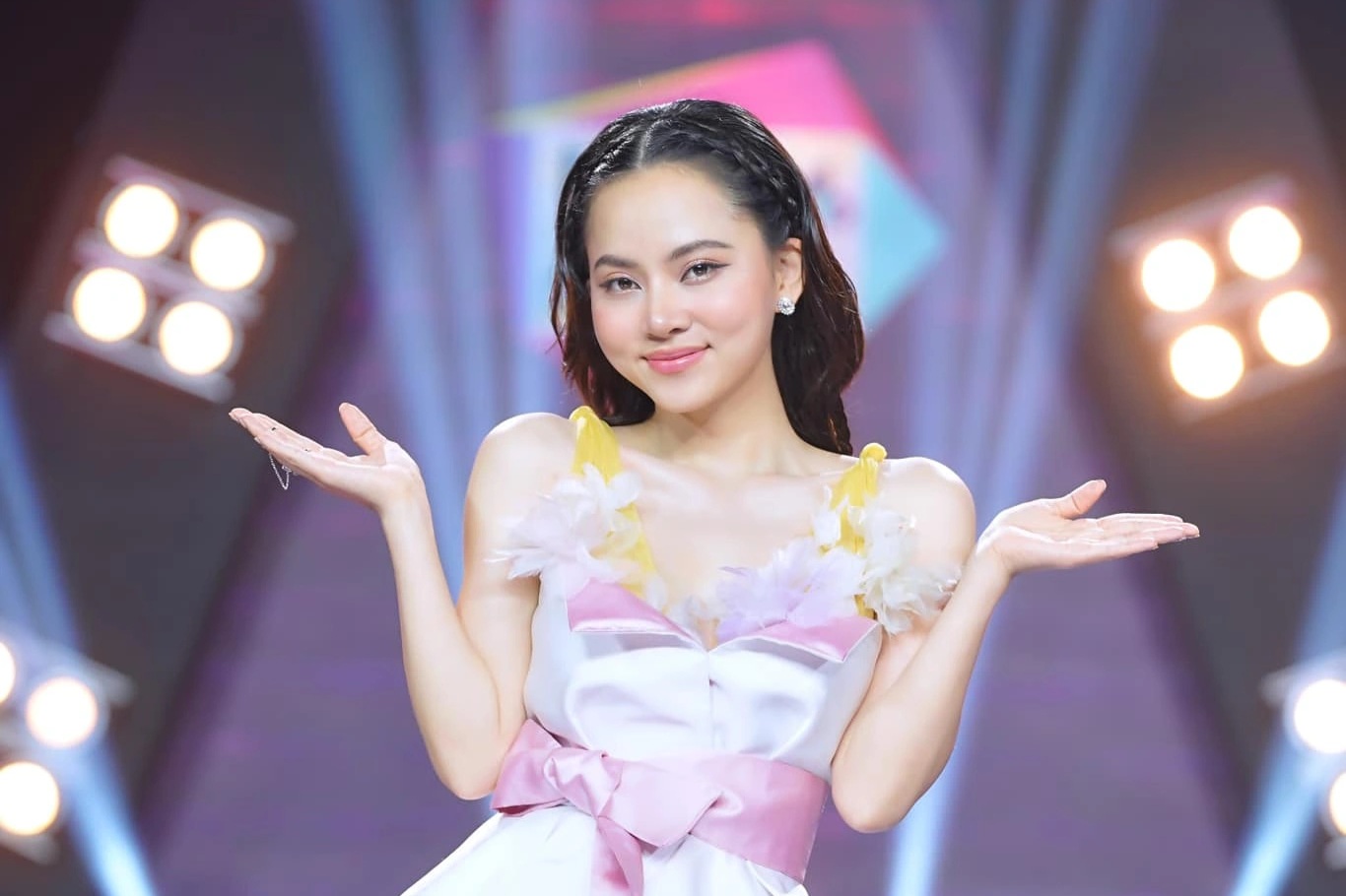 Ca sĩ Ngô Lan Hương lên tiếng về tranh cãi trang phục và nghi vấn đạo nhạc