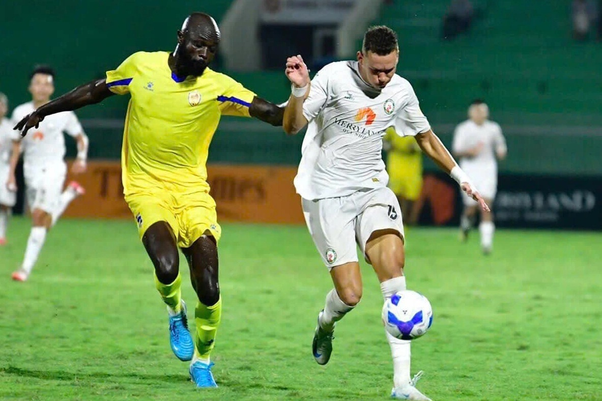 CLB Thanh Hóa lên đầu bảng V-League, CLB Bình Định đánh bại Quảng Nam