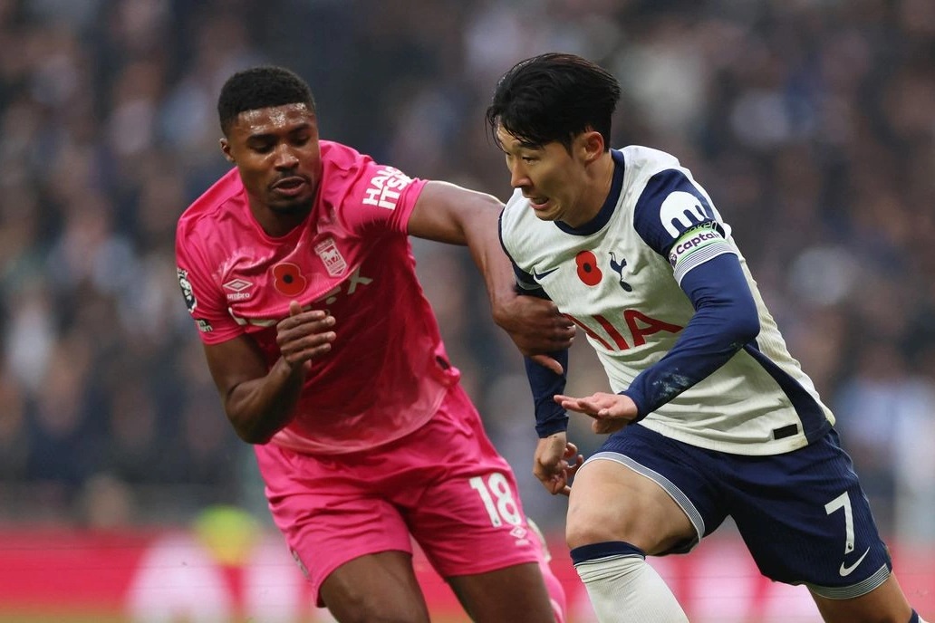 Tottenham để thua đội bóng không thắng tại Premier League suốt 22 năm