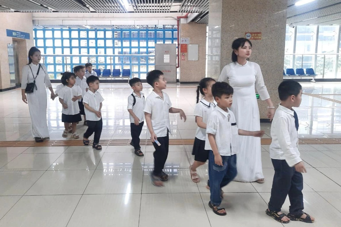 Học sinh Hà Nội trải nghiệm ngoại khóa trên tàu điện