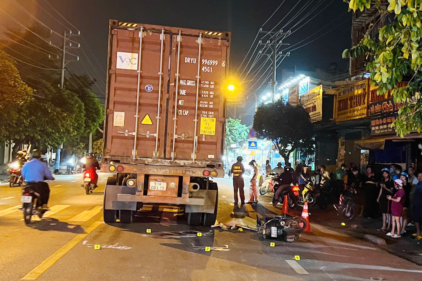Thay chồng đi đón con, người vợ bị xe tông tử vong