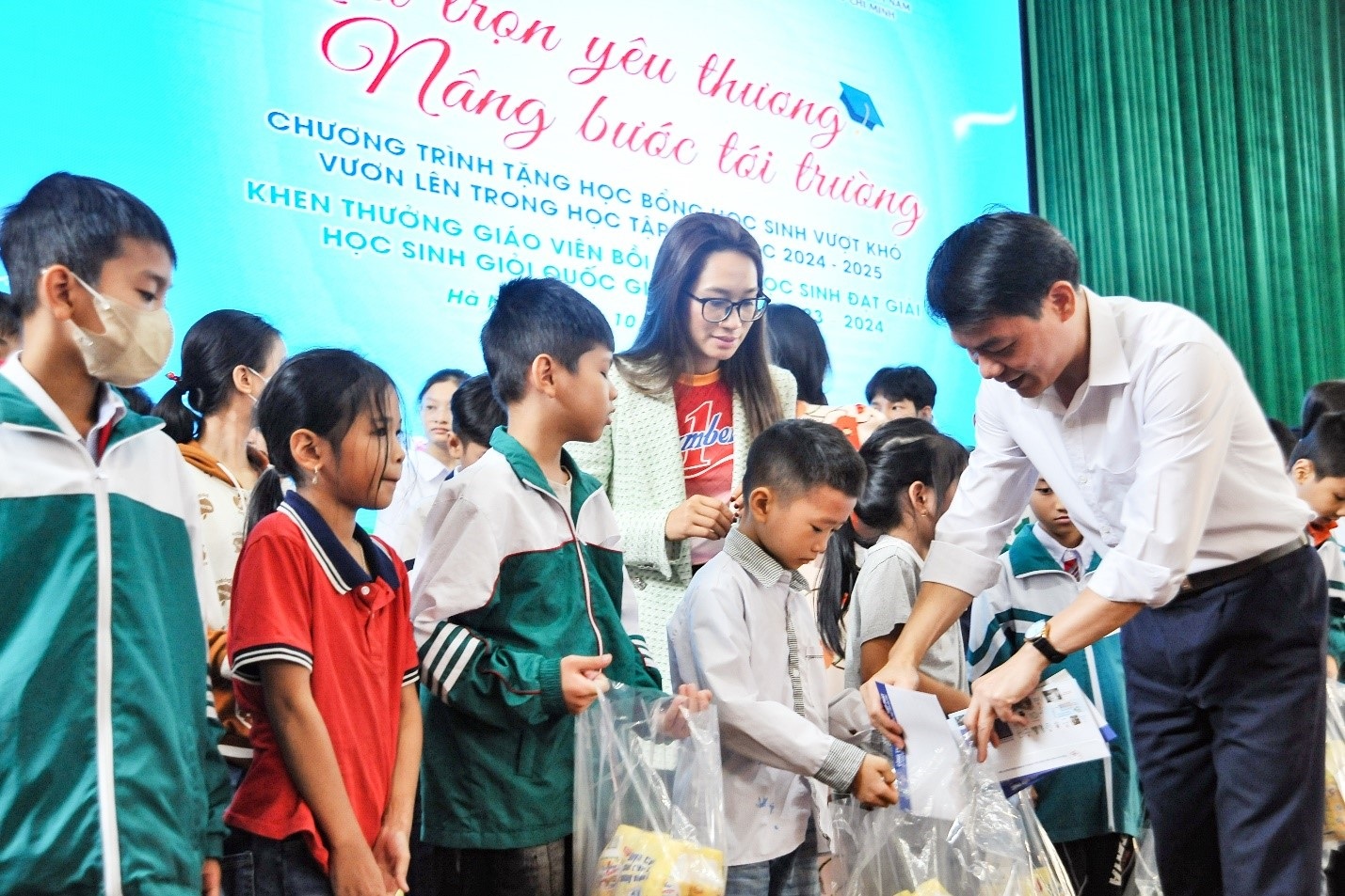 Hàng trăm học sinh nhận học bổng "Nối trọn yêu thương - Nâng bước đến trường"