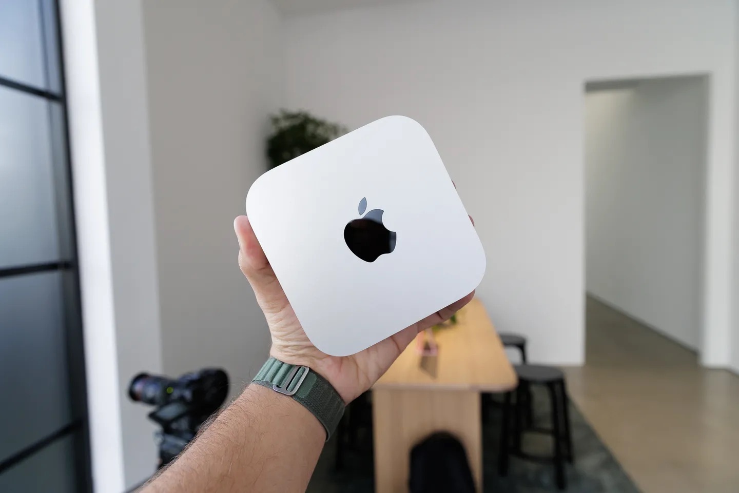 Apple giải thích lý do Mac Mini M4 có nút nguồn ở dưới đáy