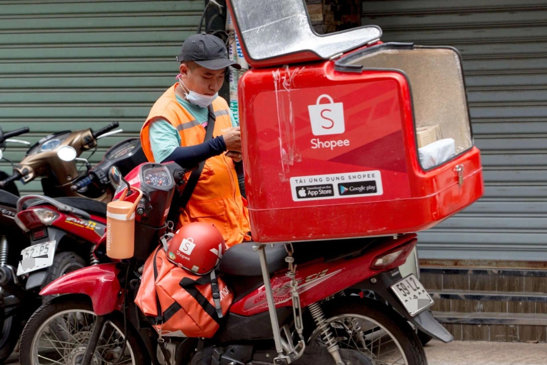 Nghịch lý cận Tết: Hàng từ nước ngoài về nhanh, giao nội địa quá tải