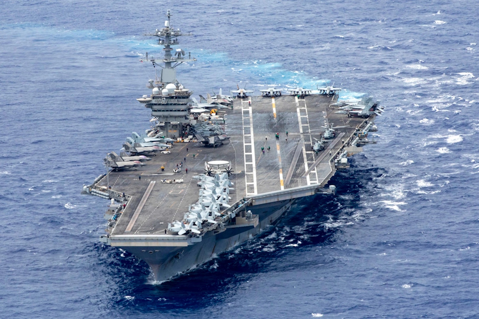 Houthi tấn công tàu sân bay Mỹ