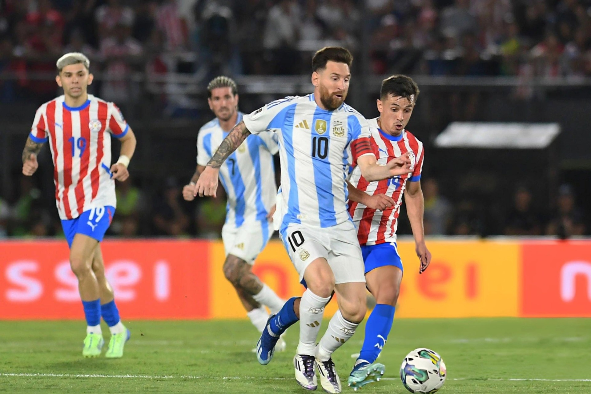 Messi mờ nhạt, Argentina thua ngược Paraguay