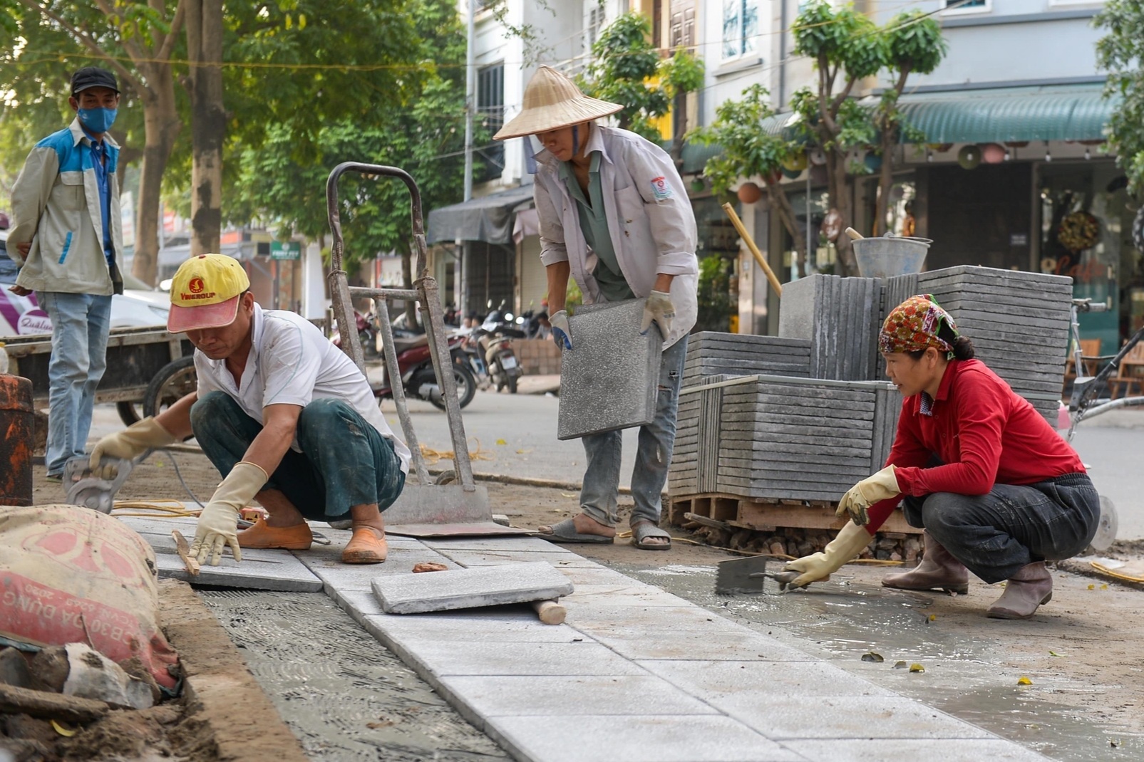 Hà Nội ngổn ngang lát đá vỉa hè dịp cuối năm