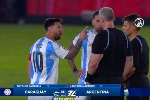 Lionel Messi chỉ thẳng mặt, chửi bới trọng tài trong trận đấu cực tệ