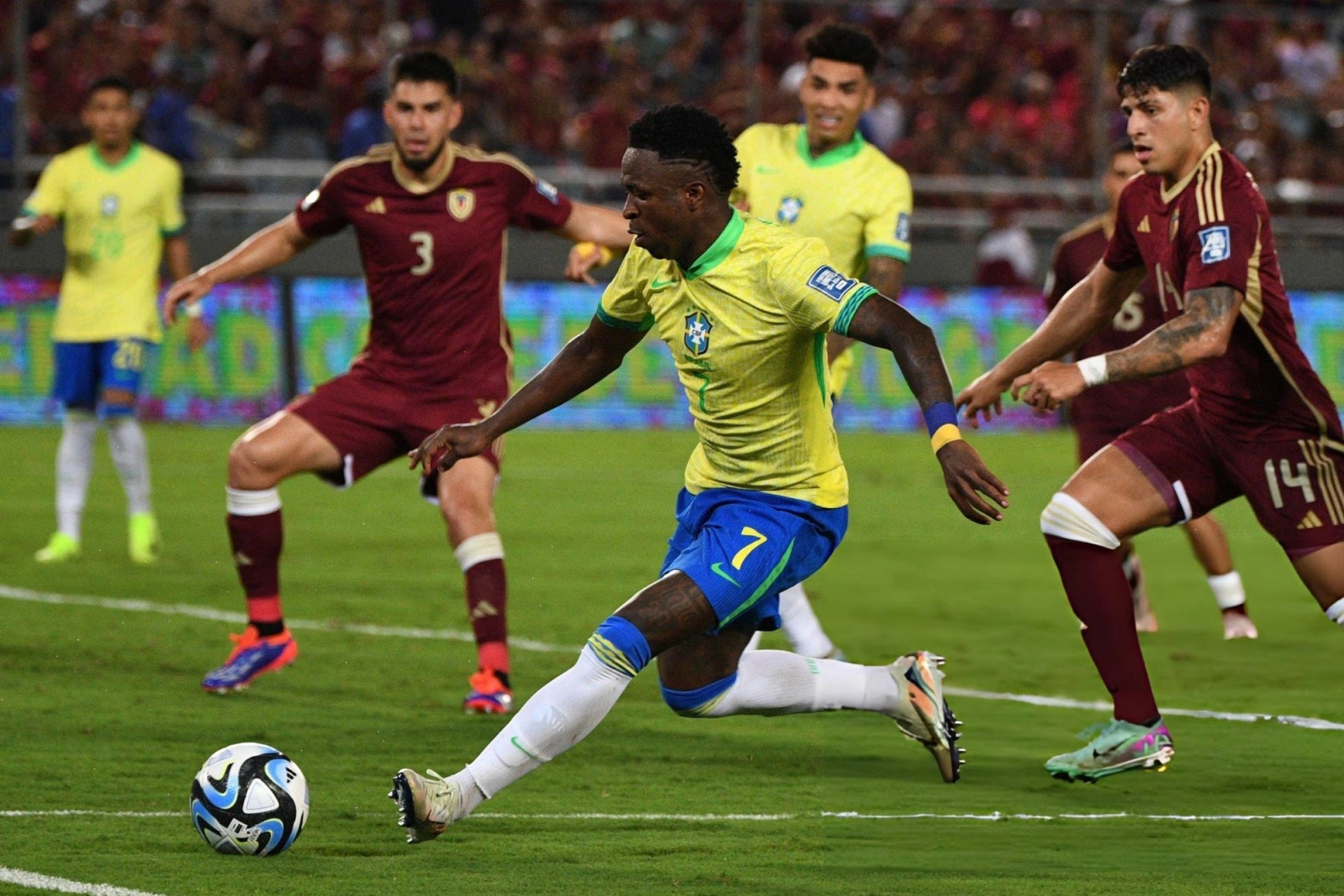 Vinicius đá hỏng phạt đền, Brazil rơi chiến thắng trước Venezuela
