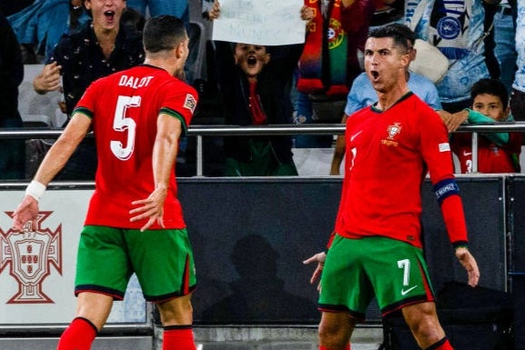 Ronaldo lập siêu phẩm giúp Bồ Đào Nha thắng đậm, Tây Ban Nha hạ Đan Mạch