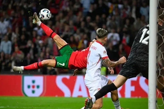 C.Ronaldo gây sốt với siêu phẩm xe đạp chổng ngược, CĐV ngả mũ thán phục