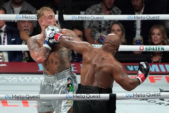 Jake Paul đánh bại huyền thoại Mike Tyson trong trận quyền anh tranh cãi