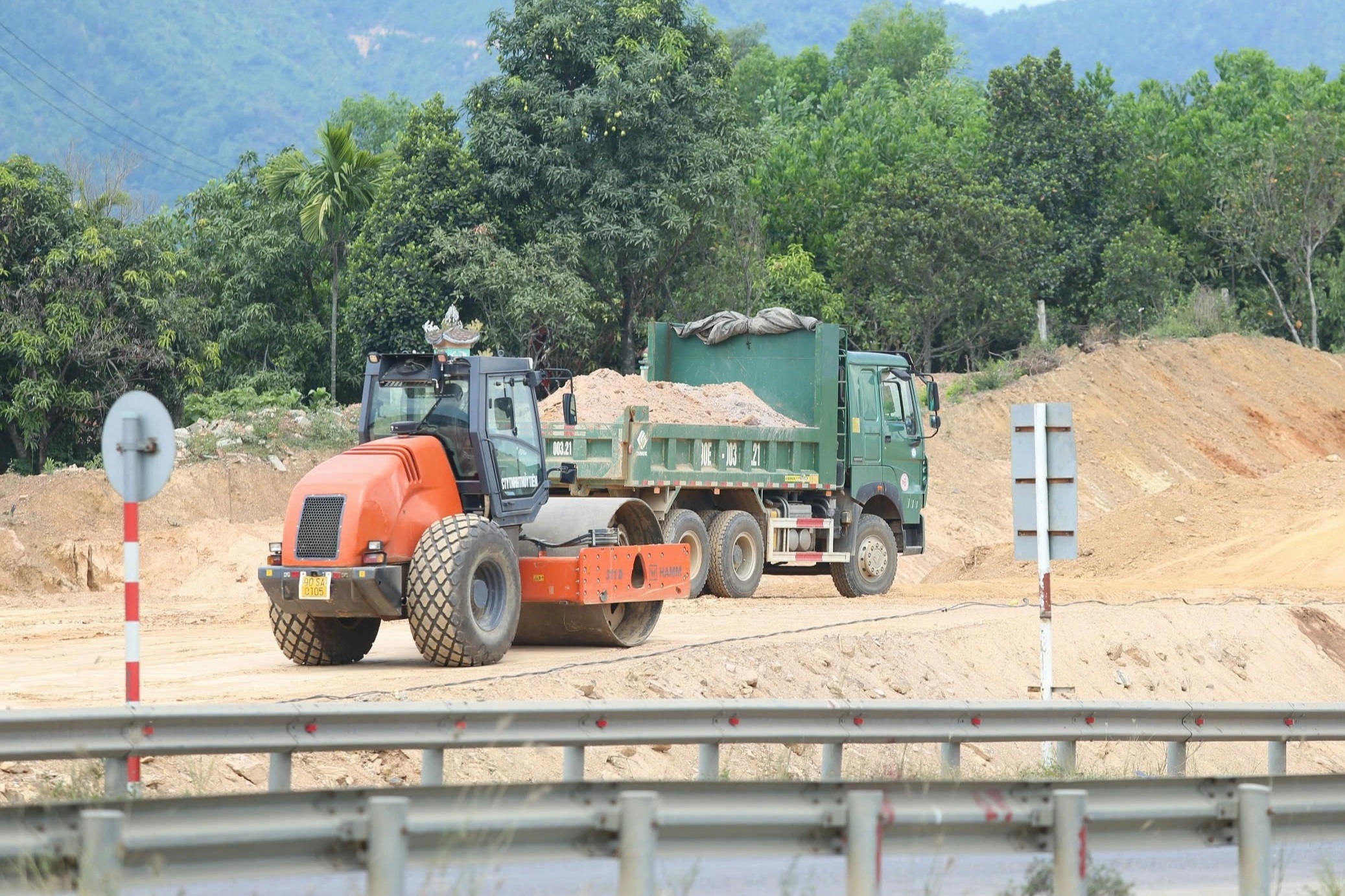 Phê bình đơn vị thi công cao tốc ở Đà Nẵng "đưa máy móc ra biểu diễn"