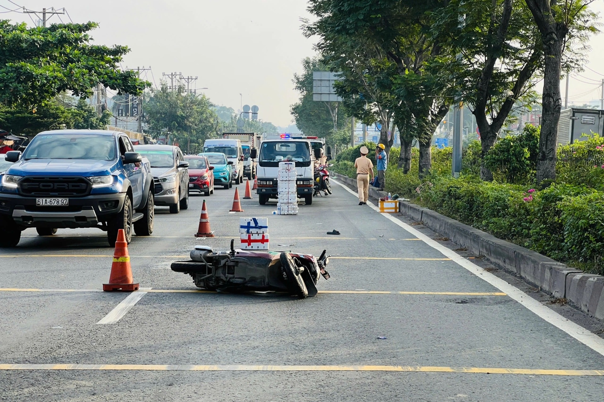 Một người nằm chết trong làn ô tô trên quốc lộ 1, xe máy văng xa