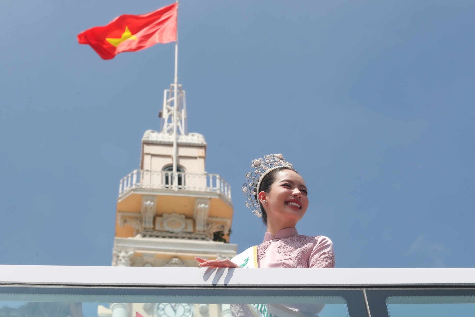 Hoa hậu Thanh Thủy đi xe buýt 2 tầng, người hâm mộ chạy xe máy theo reo hò