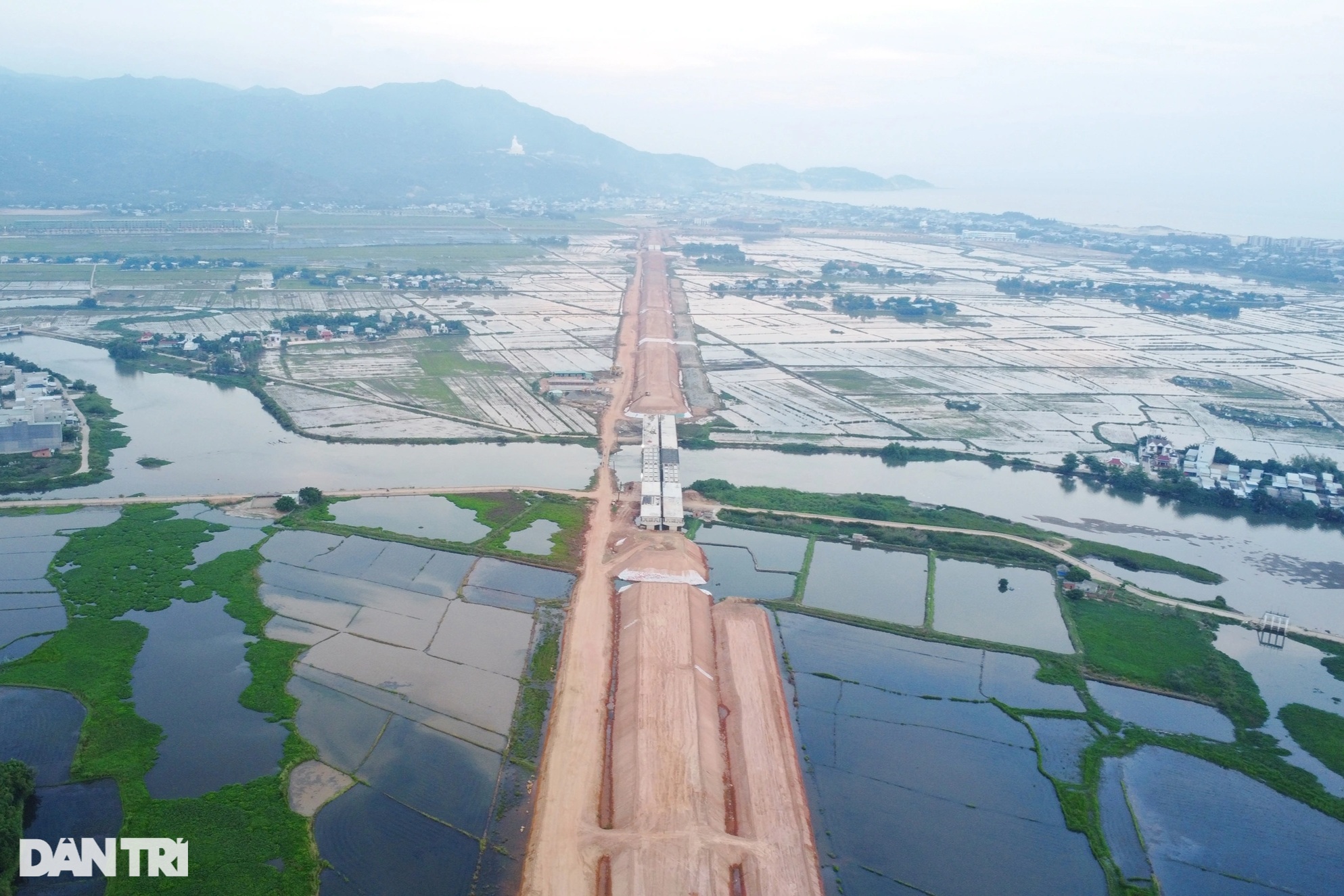 Hàng chục nhà dân nằm trong dòng chảy tiêu thoát lũ dự án hơn 2.600 tỷ đồng