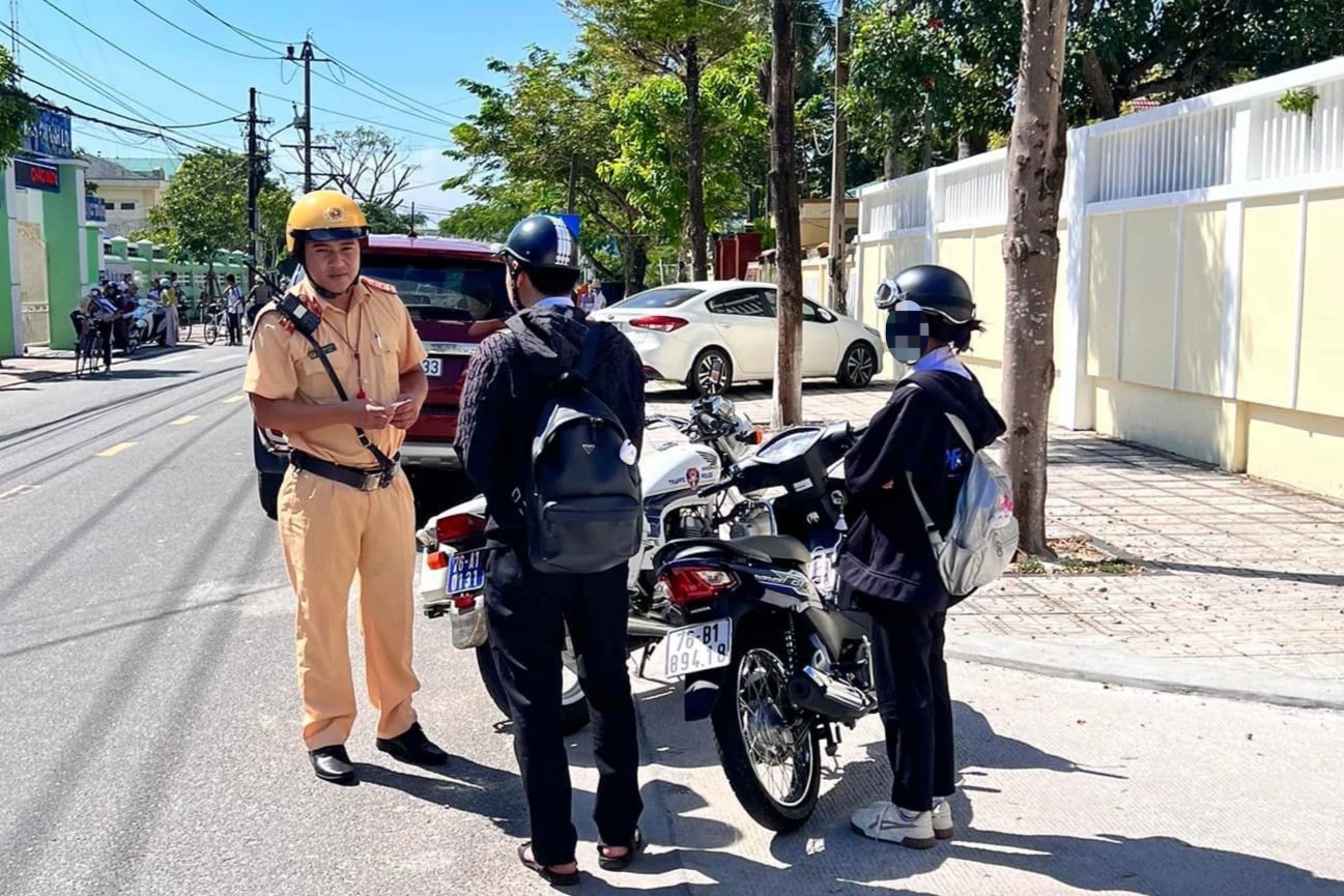 Cảnh sát bí mật ghi hình, xử phạt học sinh đi xe máy đến trường