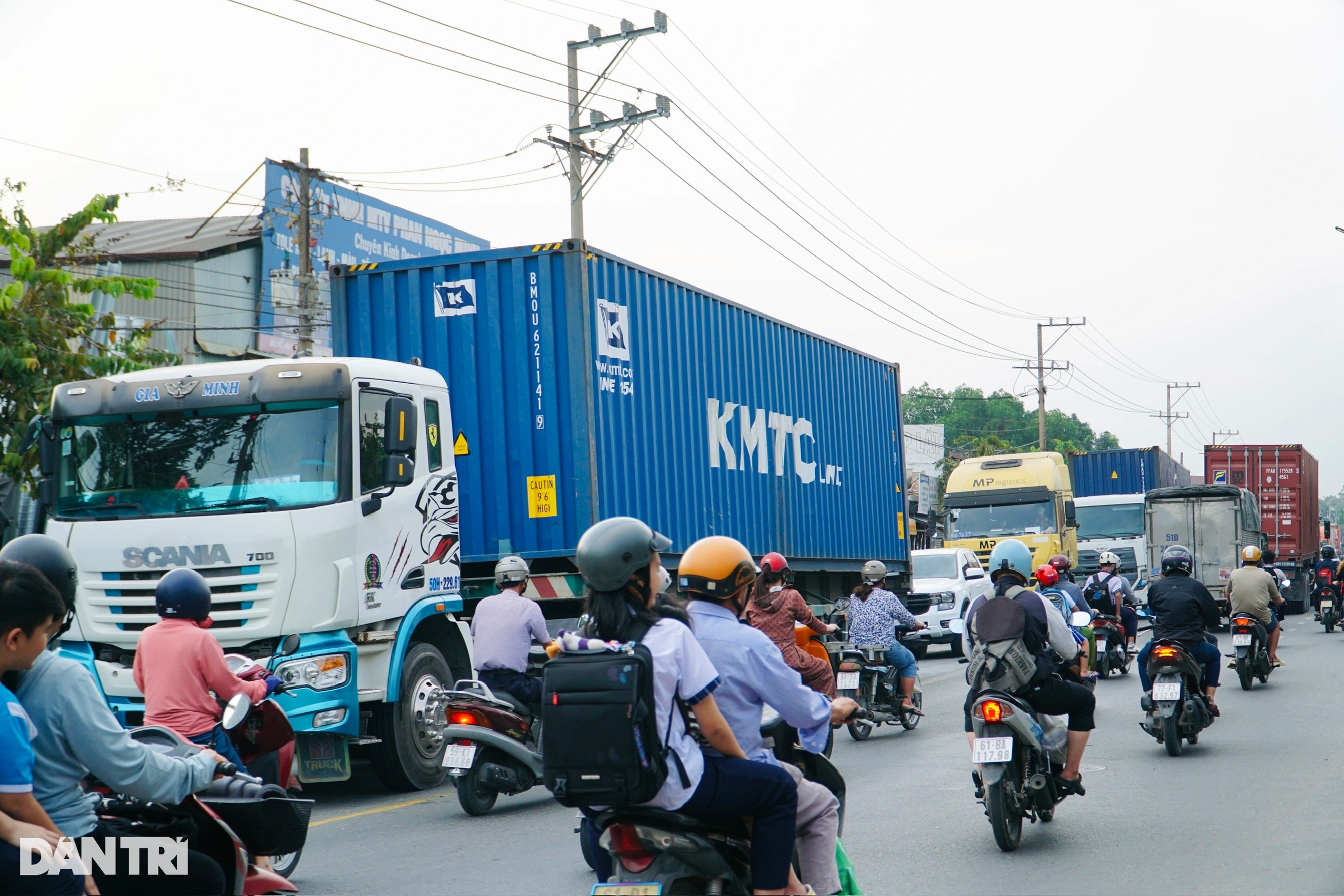 Người dân bất an khi hàng loạt xe container "oanh tạc" ở trung tâm TP Dĩ An