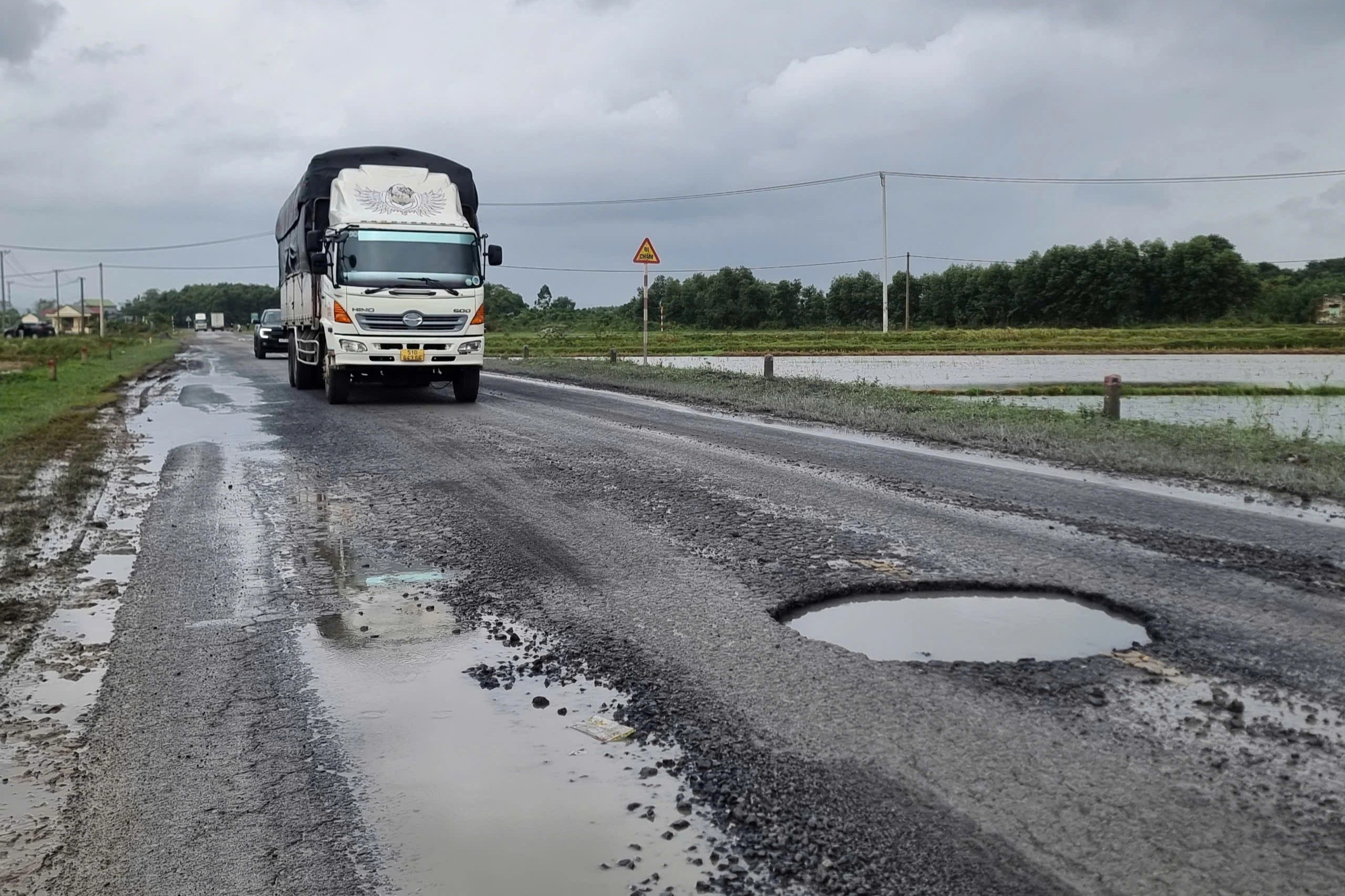 Xe trọng tải lớn tăng đột biến, tỉnh lộ ở Quảng Trị sử dụng 2 năm đã hỏng