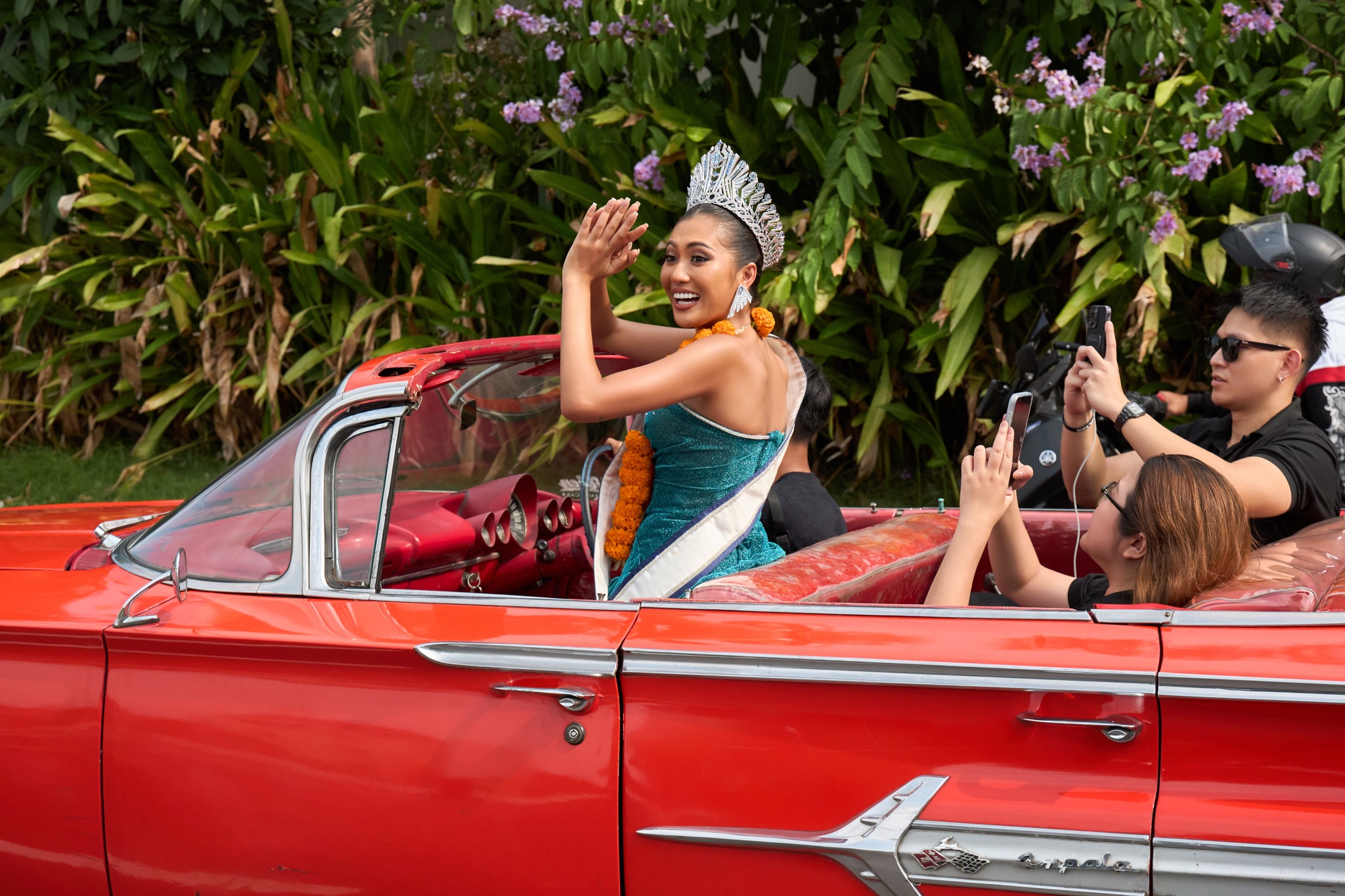 Miss Cosmo 2024 về thăm quê nhà Indonesia, diễu hành trên xe mui trần