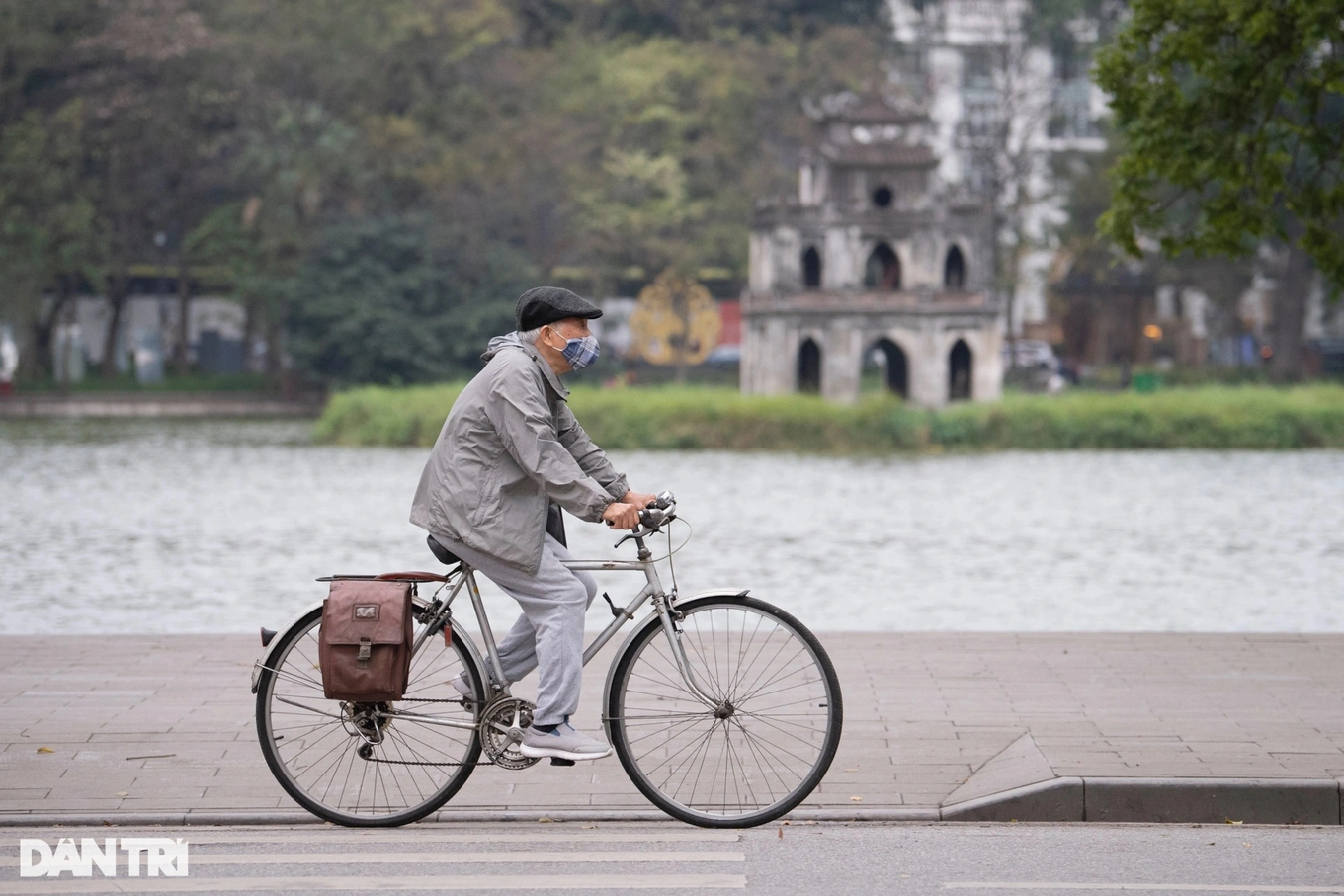 Hà Nội mưa vài nơi, trời lạnh về đêm và sáng sớm