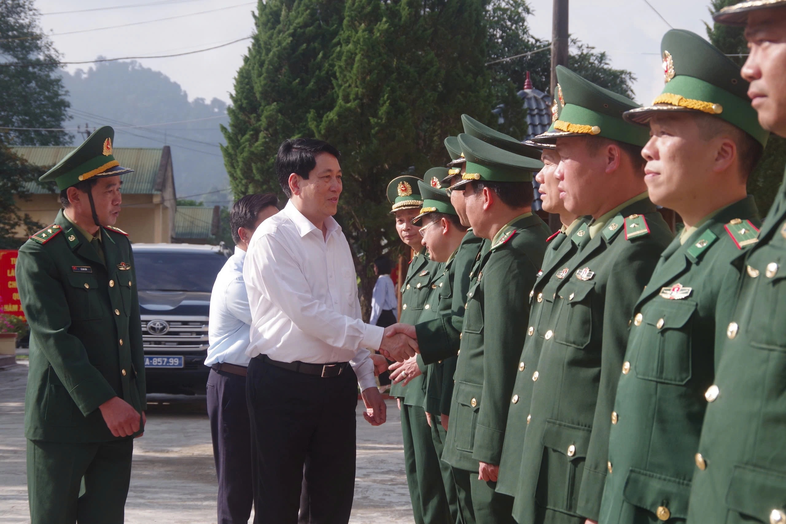 Chủ tịch nước thăm, tặng quà gia đình chính sách và Đồn Biên phòng Bát Mọt